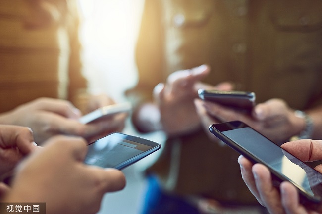 法媒:法国人染上“手机依赖症”,平均每周在手机上消磨32个小时